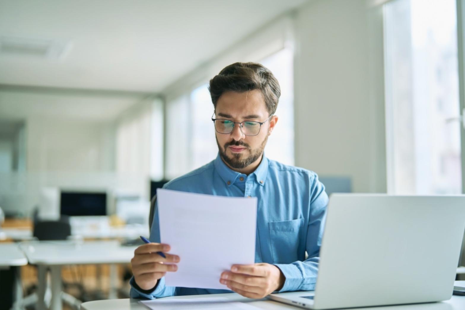 Especialista en digitalización financiera trabajando con sistemas de gestión
