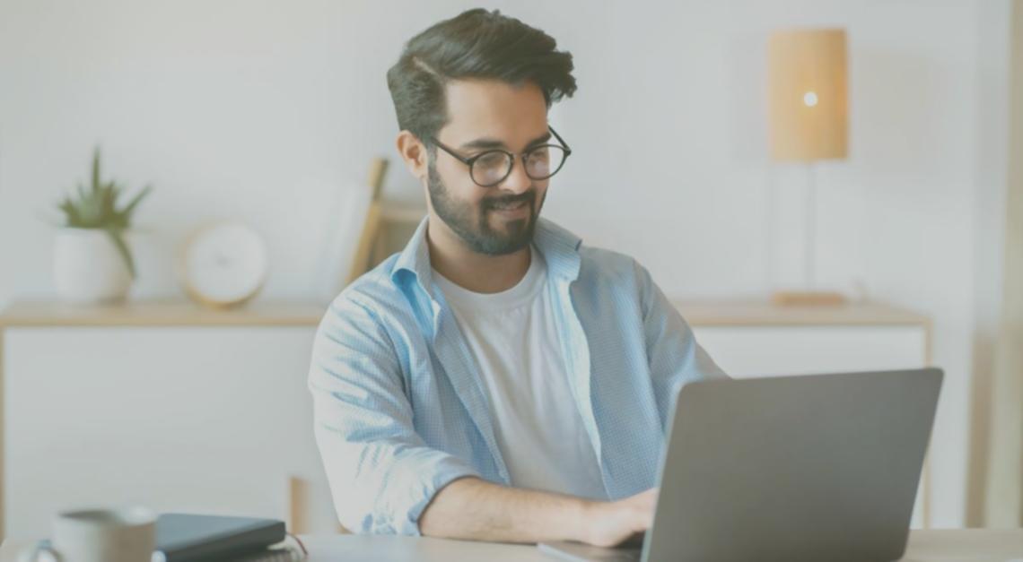 Profesional revisando mejoras en procesos financieros digitalizados