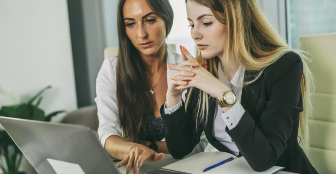 Consultor revisando proceso financiero con cliente en sesión de trabajo